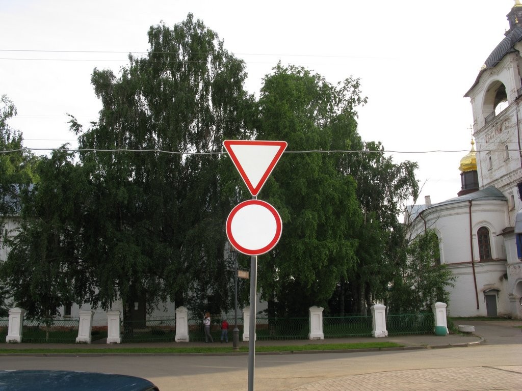 Странный дорожный знак