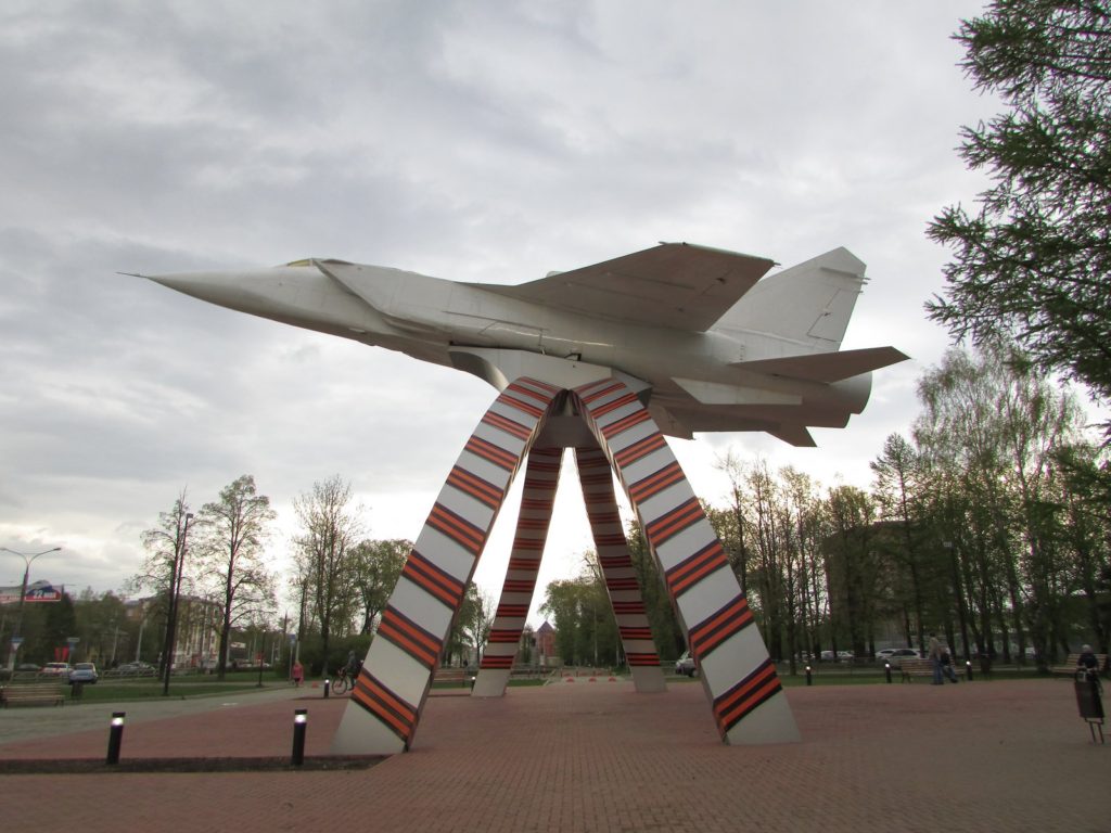 Самолет МиГ-31 памятник в Перми