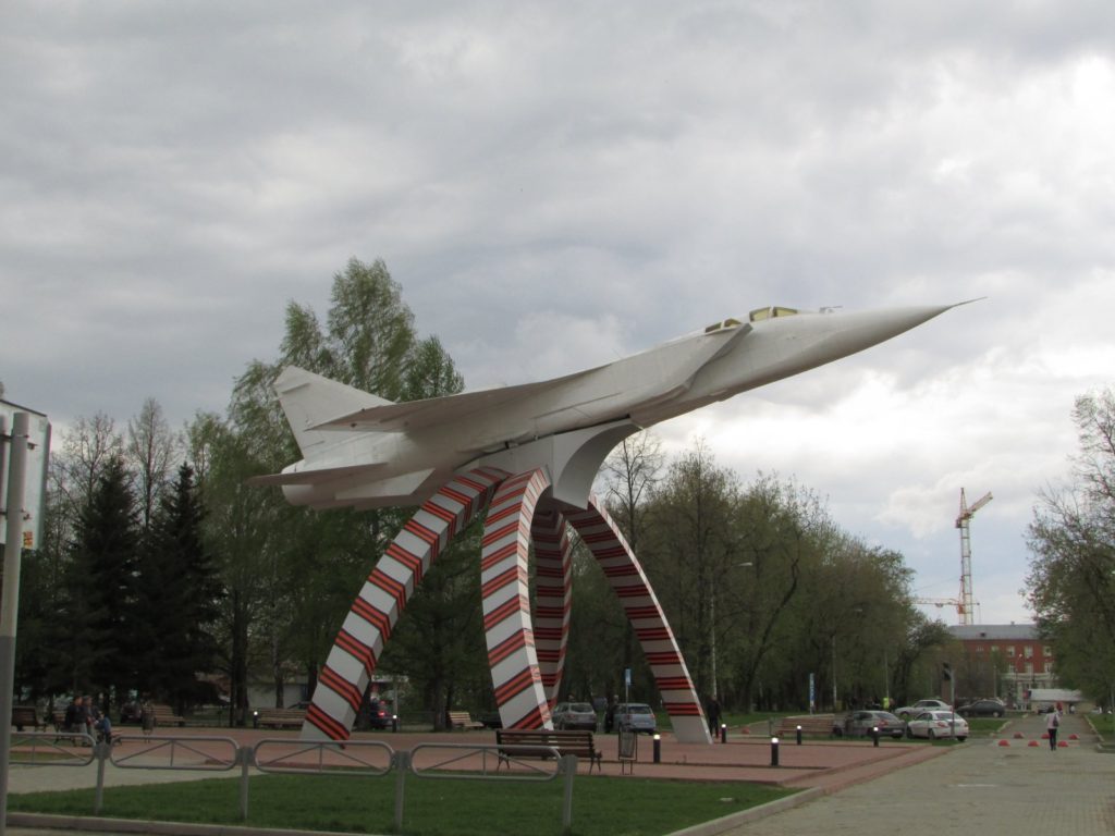 Памятник самолету МиГ