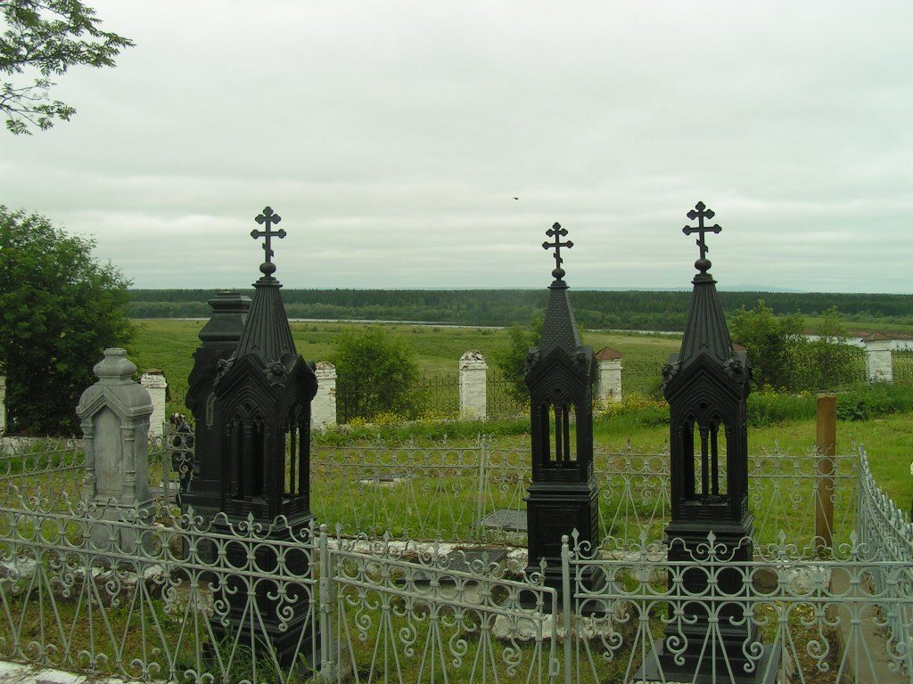 Старинное кладбище
