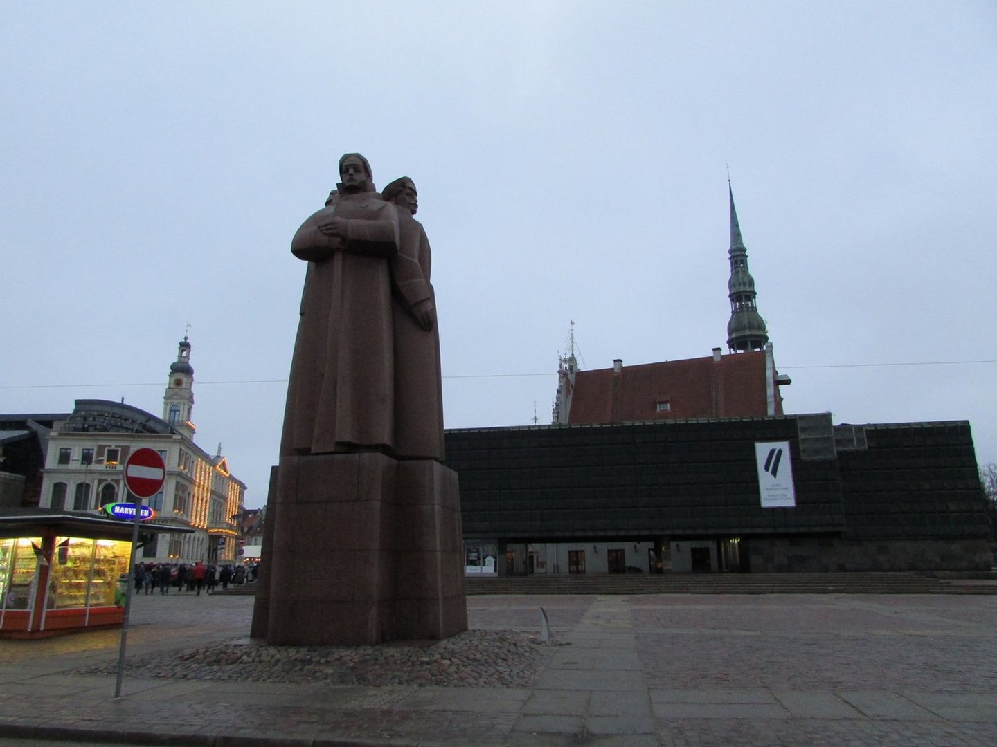 Памятник латышским стрелкам на фоне Музея оккупации Латвии и Ратушной площади
