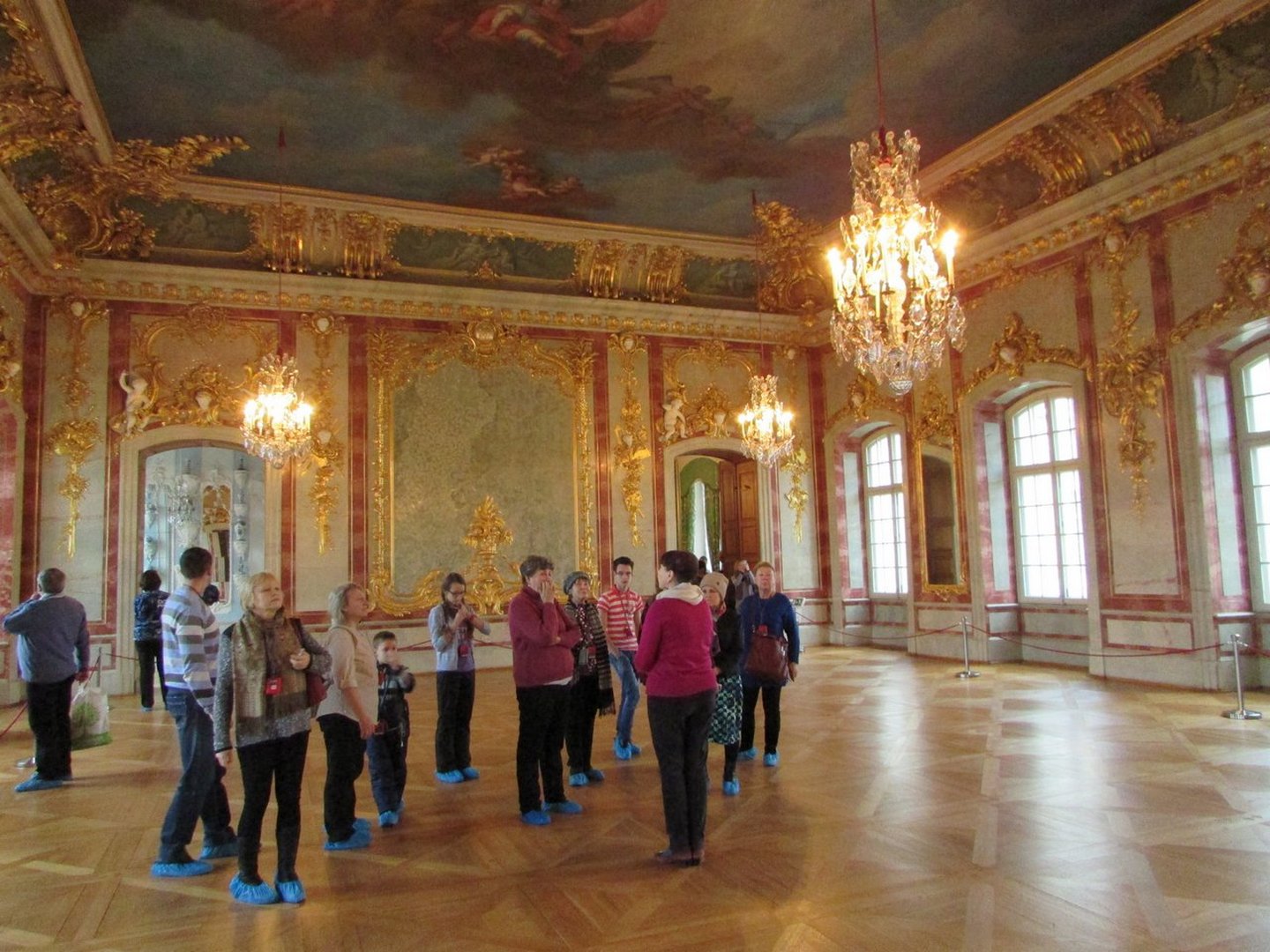Экскурсия по залам дворца