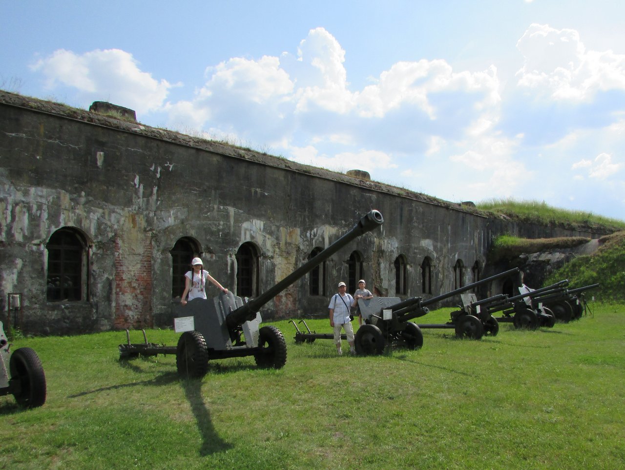 Противотанковые пушки перед центральной казармой