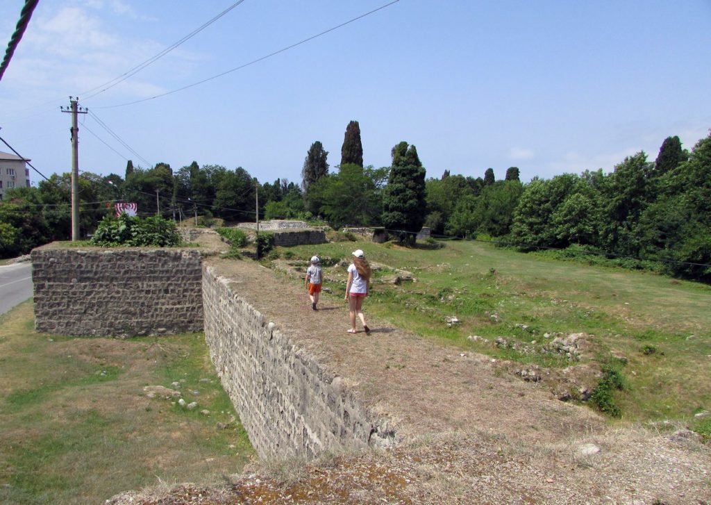 Крепостная стена и останки Питиунта