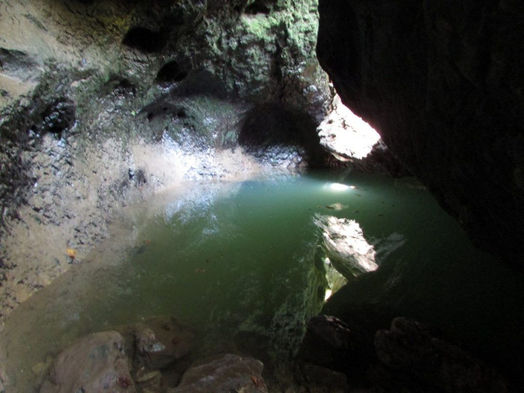 Вход в подводную пещеру