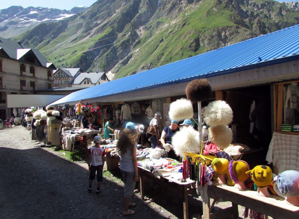 Сувенирный базар на поляне Азау