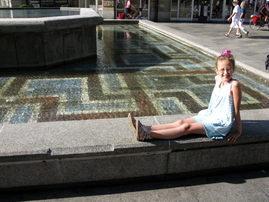 У фонтана на площади
