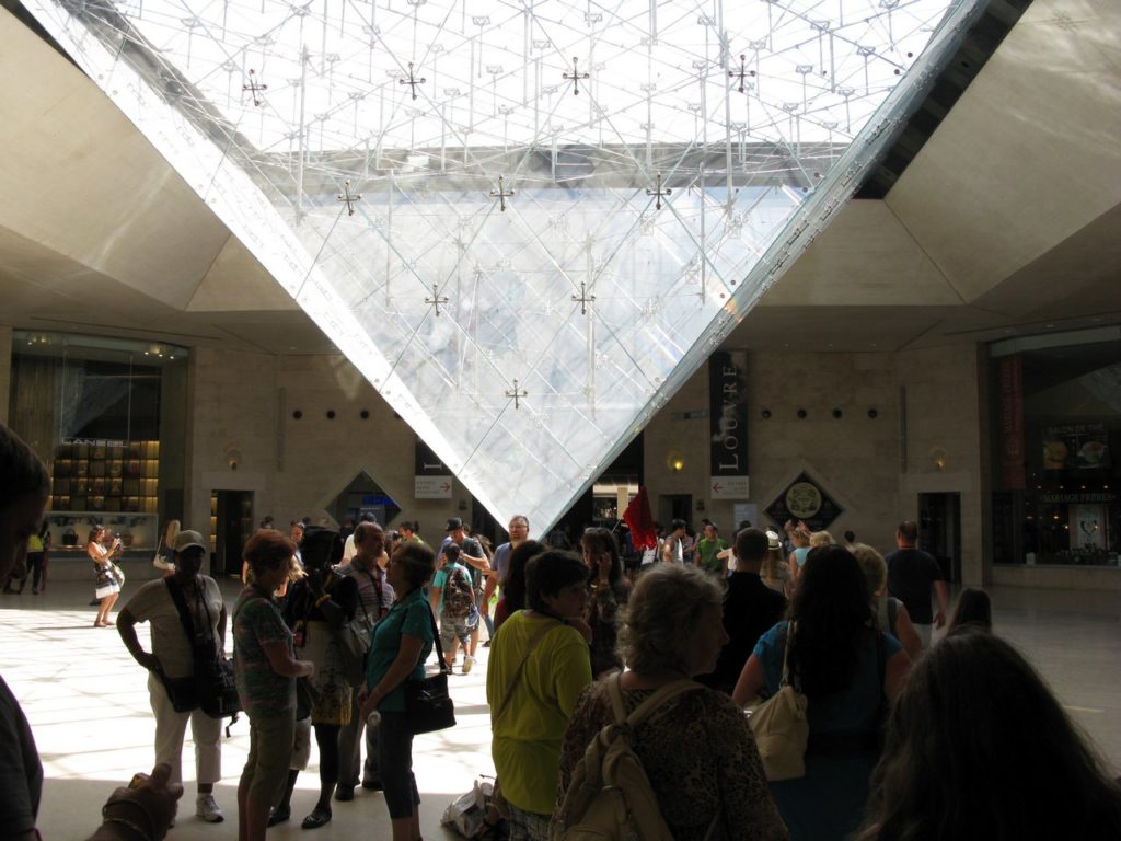 Антипирамида в фойе музея