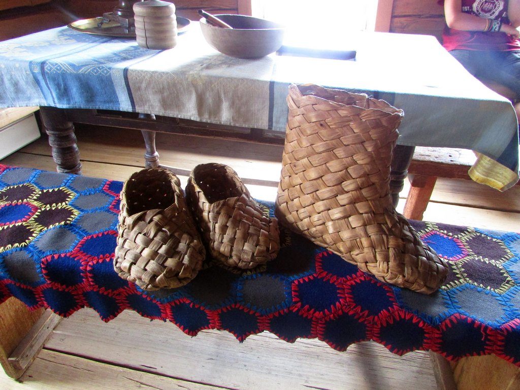 Привычная крестьянская обувь