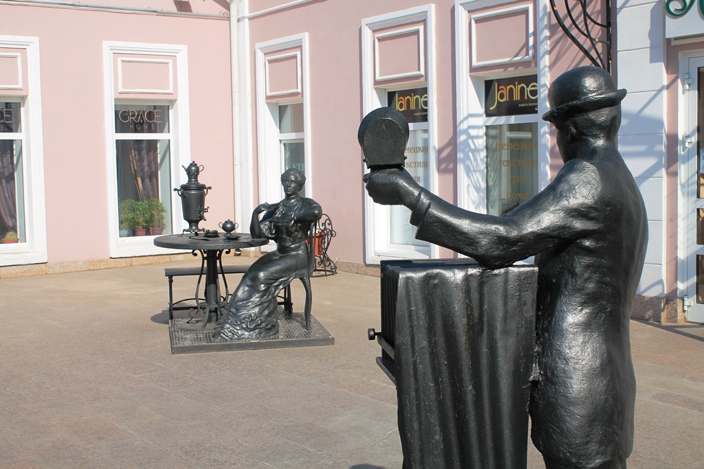 Скульптура около магазина купчихи А.М. Шаниной