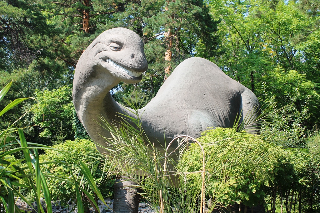 Динозавр в зоопарке Новосибирска