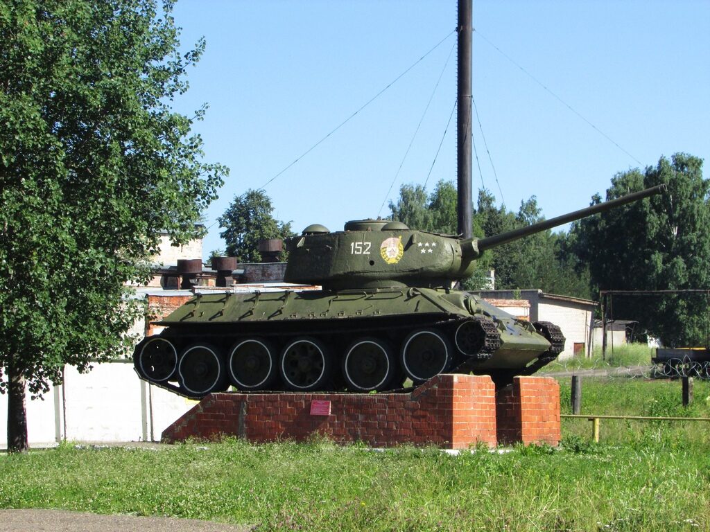 Т-34-85 у КПП в/ч 63662