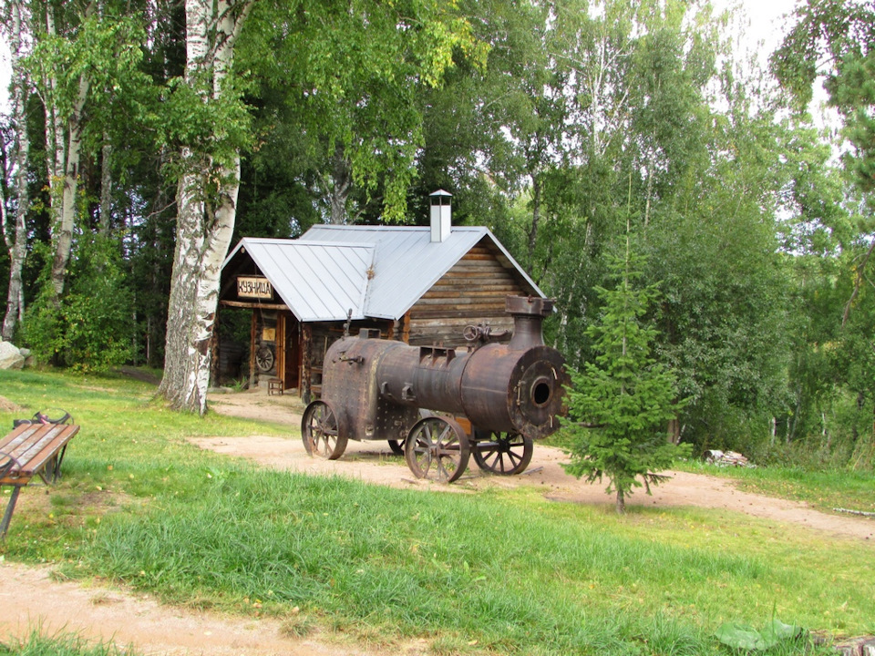 Обычная алтайская деревня с локомобилем