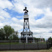 Памятник первой промышленной нефти Западной Сибири