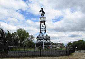Памятник первой промышленной нефти Западной Сибири